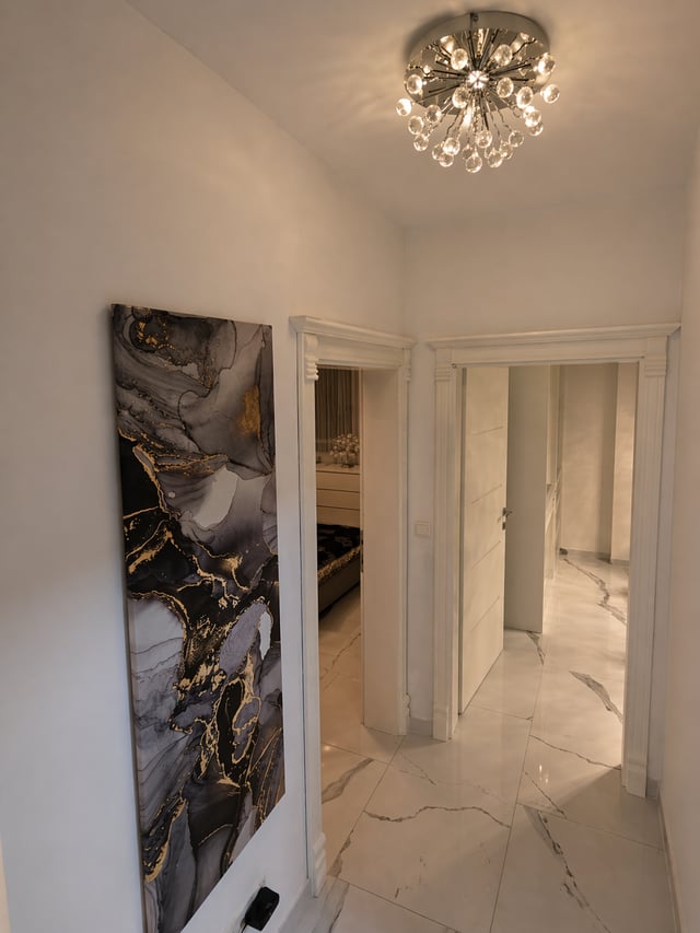 Flur mit Kunstwerk und Blick Richtung Schlafzimmer