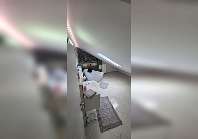 Spa-Bad von oben mit Wanne und Dachschräge