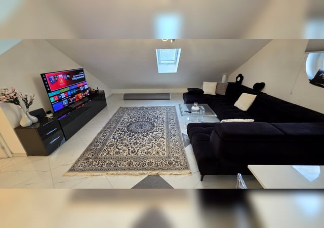 Großzügige Couch-Landschaft mit Designer-Teppich