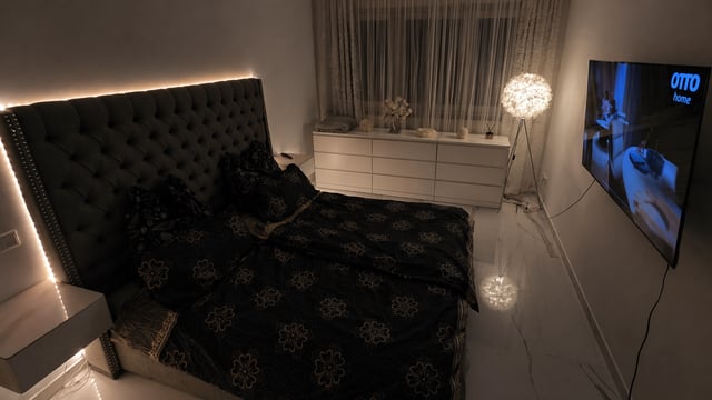 Stimmungsvolles Schlafzimmer mit indirektem Licht und Designer-Bett