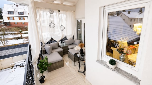 Überdachte Balkon-Lounge der 115 m² Designer-Wohnung mit Sitzgruppe