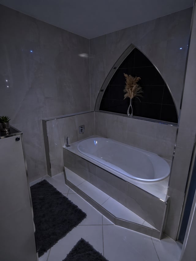 Badewanne im Designer-Bad mit stimmungsvoller Beleuchtung