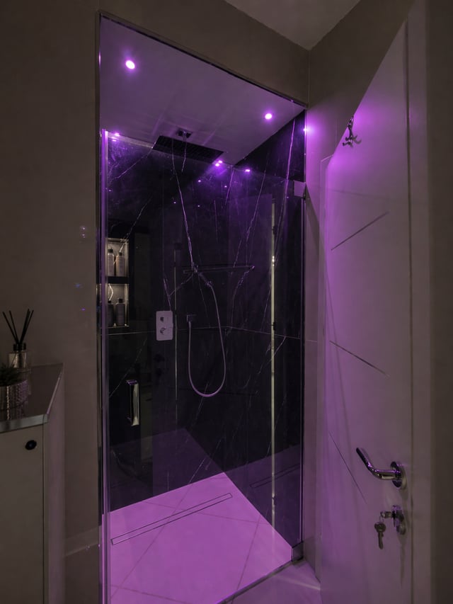 LED-Regendusche mit violetter Ambientebeleuchtung