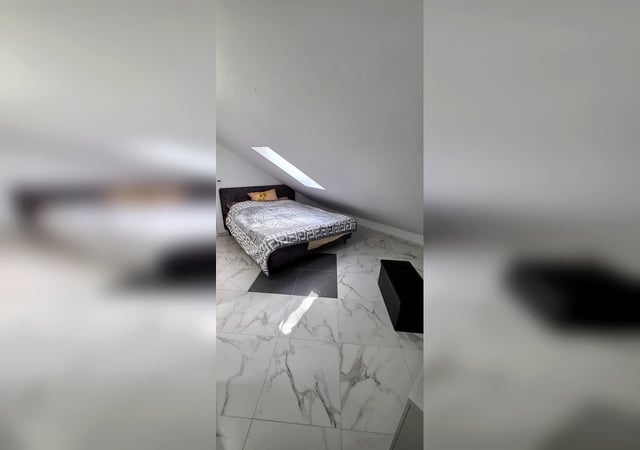 Doppelbett unter Dachfenster