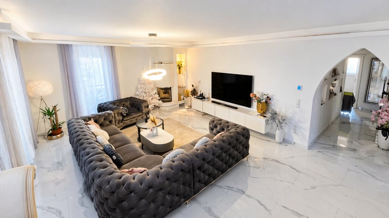 Originalfoto des Wohnzimmers der 115 m² Designer-Wohnung in Fürth mit offenem Kamin, Lounge-Sofas und 8K-TV
