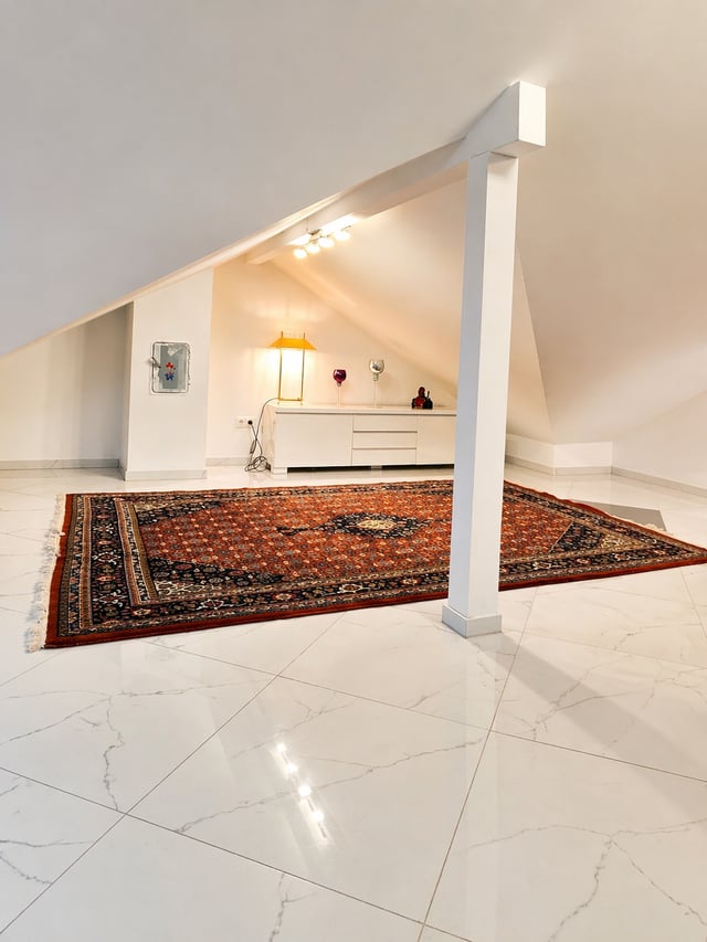 Dachgeschoss mit orientalischem Teppich und Sideboard