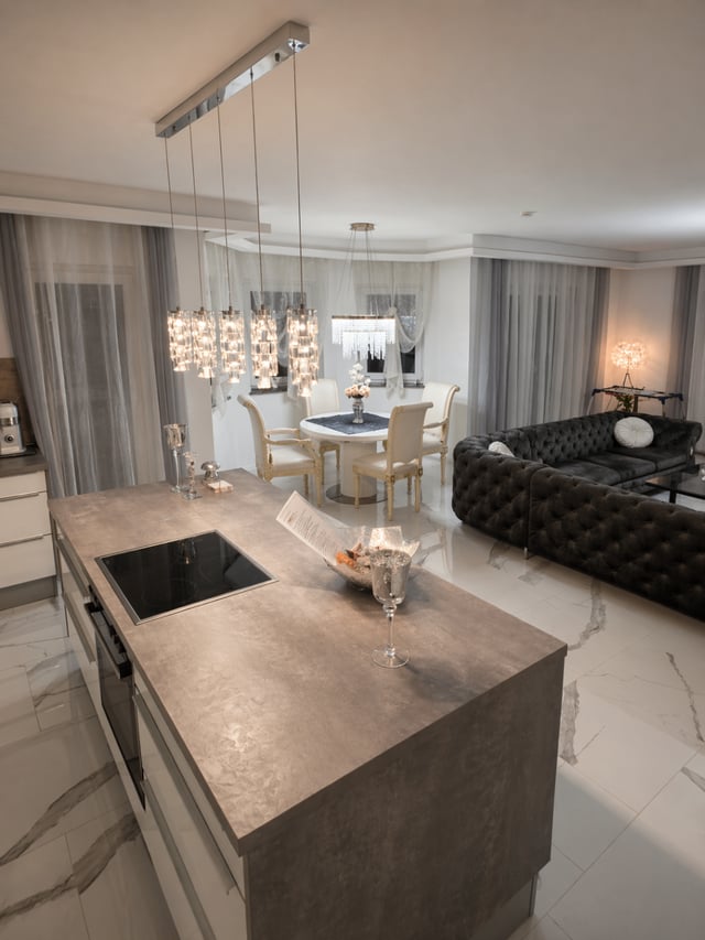 Blick von der Kücheninsel auf Essplatz und Wohnzimmer