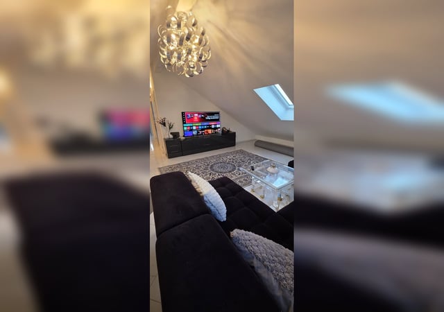 Smart-TV im Wohnbereich mit Designer-Kronleuchter