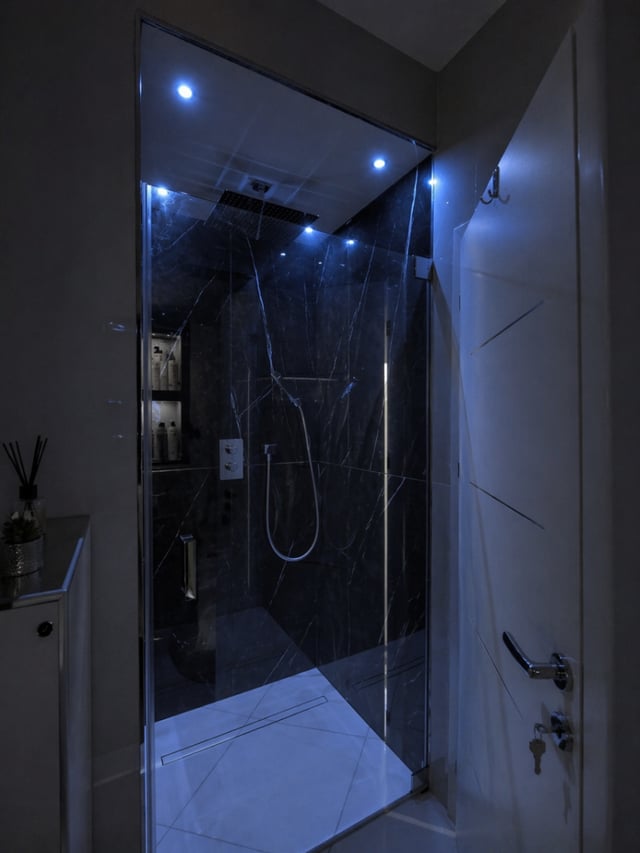 LED-Regendusche mit blauer Lichtstimmung am Abend
