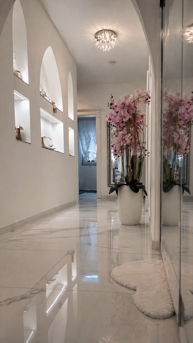 Eleganter Flur mit Orchidee und beleuchteten Wandnischen